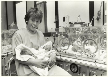 Zuster Nicoline van Os toont de eerste drieling van het Diaconessenhuis van Mevrouw Koers-Bakker. NL-HlmNHA 54015613