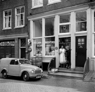 Zuster MG Niemeijer bij melkinrichting Zeldenrust aan de Rechtboomsloot in Ams, Bestanddeelnr 254-2547