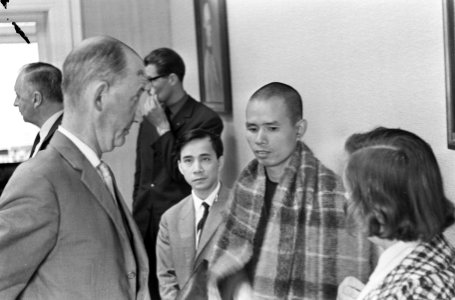 Zuid-Vietnamese monnik Thich Nhat Nanh bracht bezoek aan Tweede Kamer commissie , Bestanddeelnr 919-3816