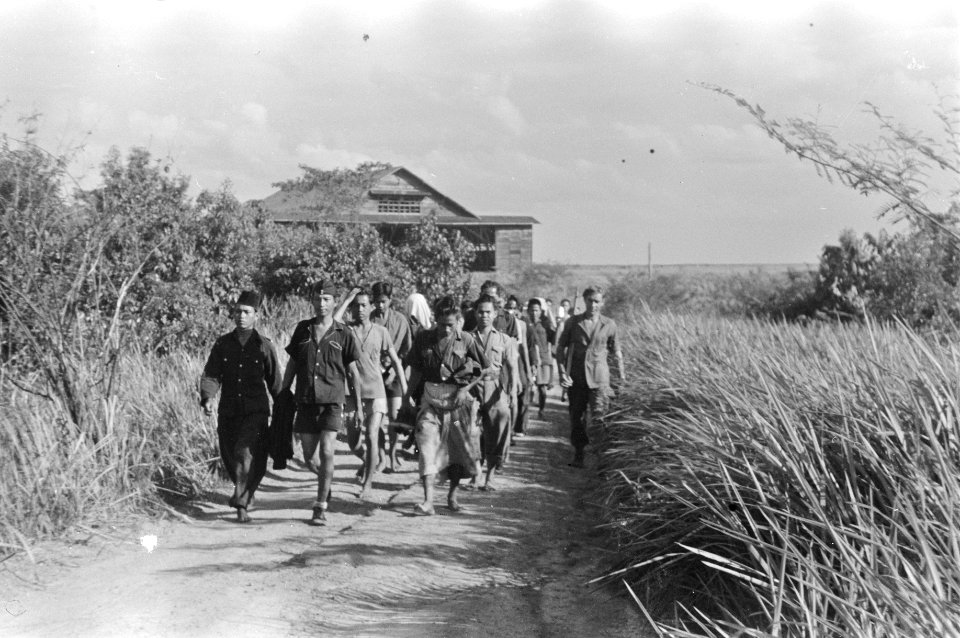 Zuid-Sumatra. Op het vliegveld Karangenda bevond zich het TNI evacuatie centrum , Bestanddeelnr 1529-3-2