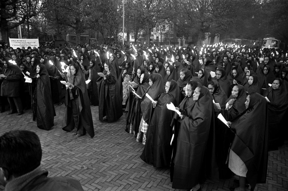 Zuid-Molukkers houden klaagdienst op Plein 1813 in Den Haag, Bestanddeelnr 925-5570