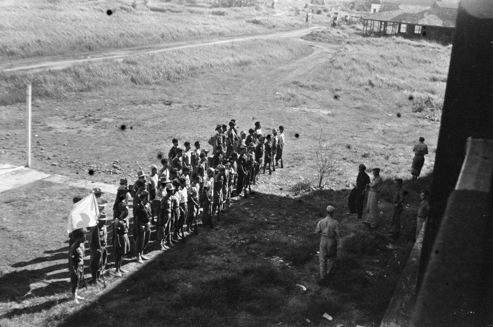Zuid-Sumatra. Op het vliegveld Karangenda bevond zich het TNI evacuatie centrum , Bestanddeelnr 1529-2-5