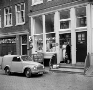 Zuster MG Niemeijer bij melkinrichting Zeldenrust aan de Rechtboomsloot in Ams, Bestanddeelnr 254-2548