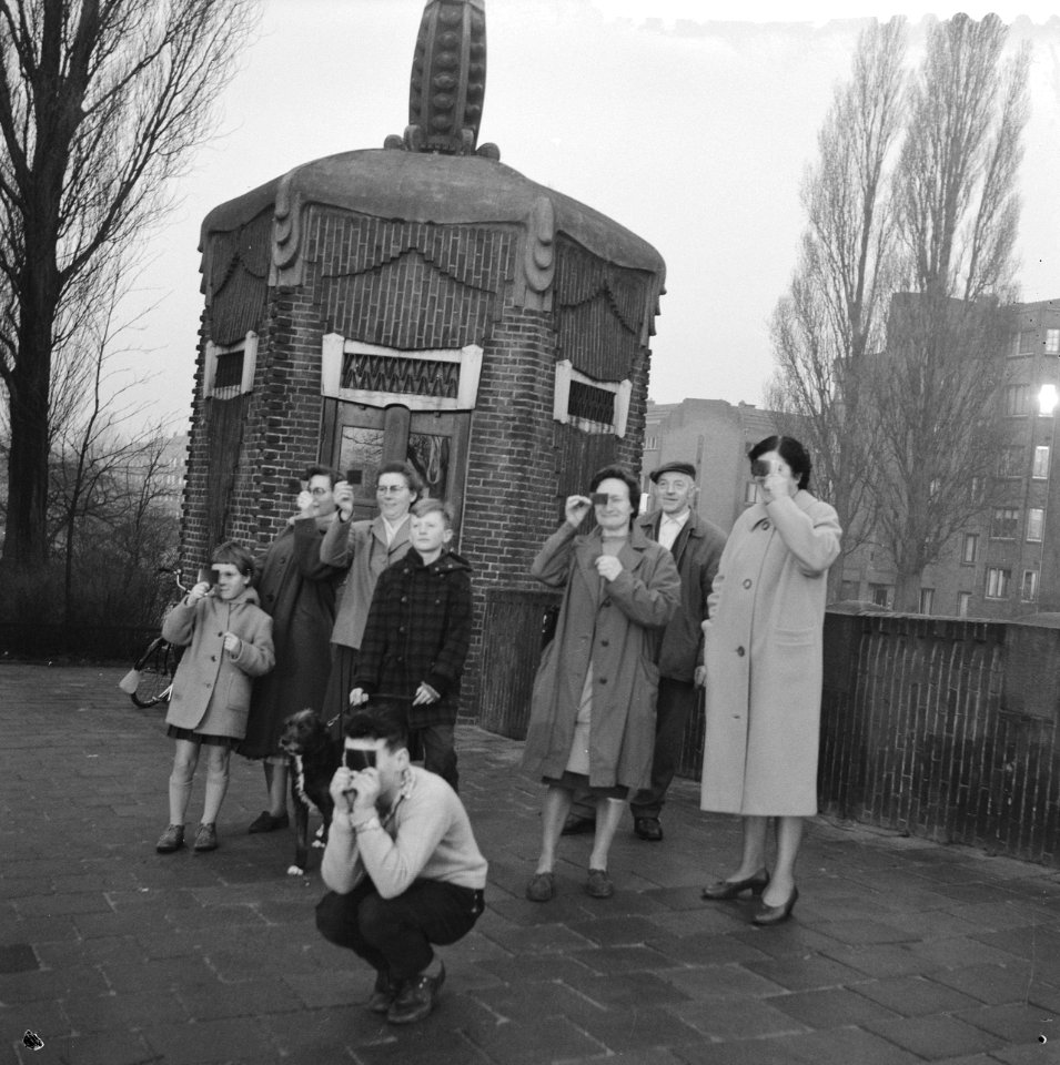 Zonsverduistering boven Amsterdam, mensen kijken door negatief ed naar zonsver, Bestanddeelnr 912-1040