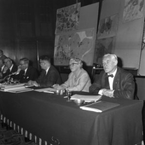 Zuidoostelijke stadsuitbreiding van Amsterdam, tijdens persconferentie v.l.n.r. , Bestanddeelnr 917-8362