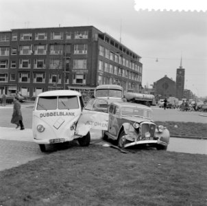 Zuidplein Rotterdam Botsing bus, personenauto, bestelwagen, Bestanddeelnr 908-4565