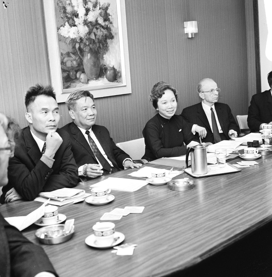 Zuidvietnamese minister tijdens persconferentie in Amsterdam, de heer Huynh van , Bestanddeelnr 927-1637