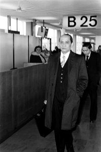 Zuidvietnamese ambassadeur Van Dang Lam terug op Schiphol Van Dang Lam na aankom, Bestanddeelnr 927-8493