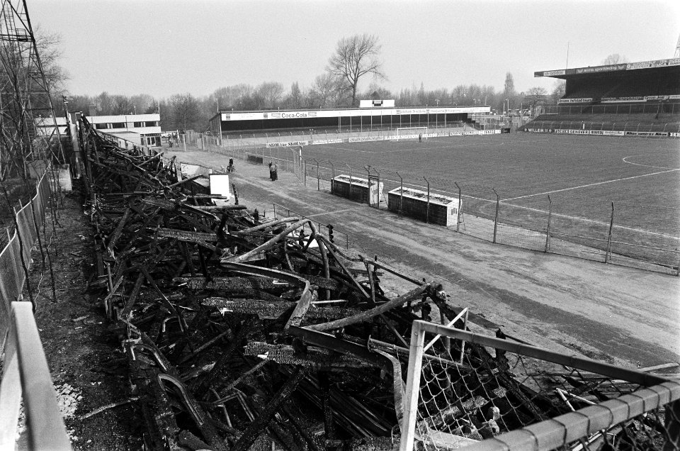 Zuidtribune van FC Den Haag door brand verwoest. De afgebrande tribune, Bestanddeelnr 932-0891