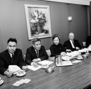 Zuidvietnamese minister tijdens persconferentie in Amsterdam tijdens conferentie, Bestanddeelnr 927-1641