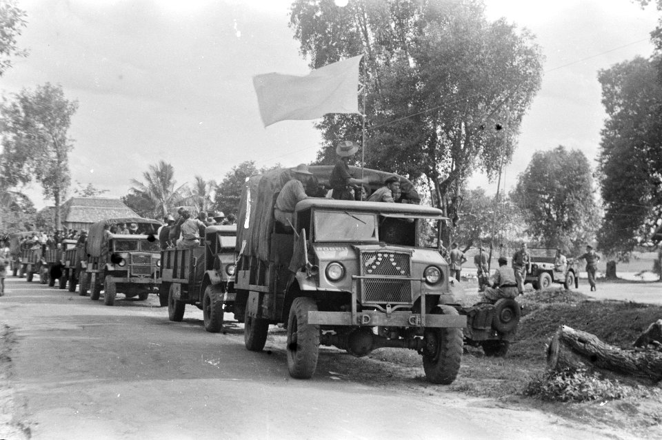 Zuid-Sumatra. Op het vliegveld Karangenda bevond zich het TNI evacuatie centrum , Bestanddeelnr 1529-1-3