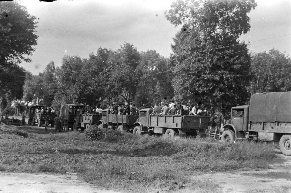 Zuid-Sumatra. Op het vliegveld Karangenda bevond zich het TNI evacuatie centrum , Bestanddeelnr 1529-1-1