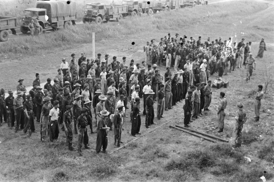 Zuid-Sumatra. Op het vliegveld Karangenda bevond zich het TNI evacuatie centrum , Bestanddeelnr 1529-2-1