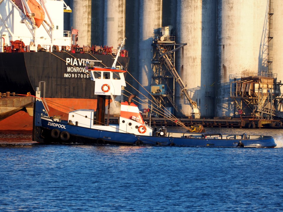 Zuidpool ENI 02309795 pushing Marika ENI 02317283, Port of Amsterdam pic2