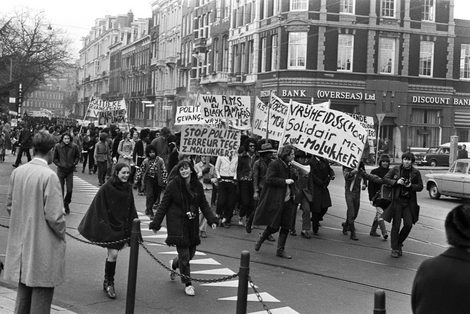 Zuid-Molukkers demonstreren in Amsterdam tegen de a.s. berechting van drieendert, Bestanddeelnr 924-0521