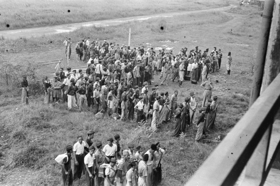 Zuid-Sumatra. Op het vliegveld Karangenda bevond zich het TNI evacuatie centrum , Bestanddeelnr 1529-5-2