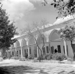 Zuilengang met woningen, vermoedelijk gelegen tegenover de Jezhar Pasha moskee, Bestanddeelnr 255-0055