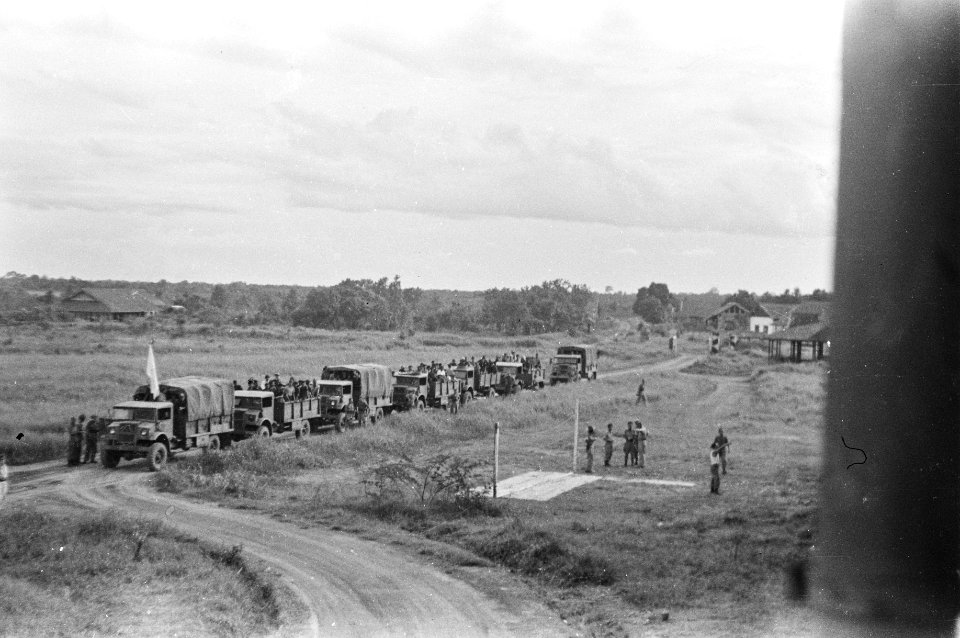 Zuid-Sumatra. Op het vliegveld Karangenda bevond zich het TNI evacuatie centrum , Bestanddeelnr 1529-1-4