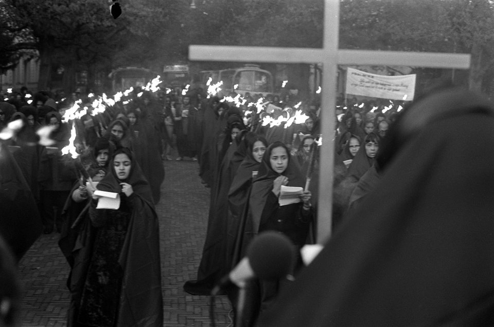Zuid-Molukkers houden klaagdienst op Plein 1813, vrouwen met fakkels, Bestanddeelnr 925-5568