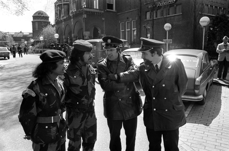 Zuid-Molukkers in militair uniform in gesprek met Nederlandse politieagenten, Bestanddeelnr 927-8915