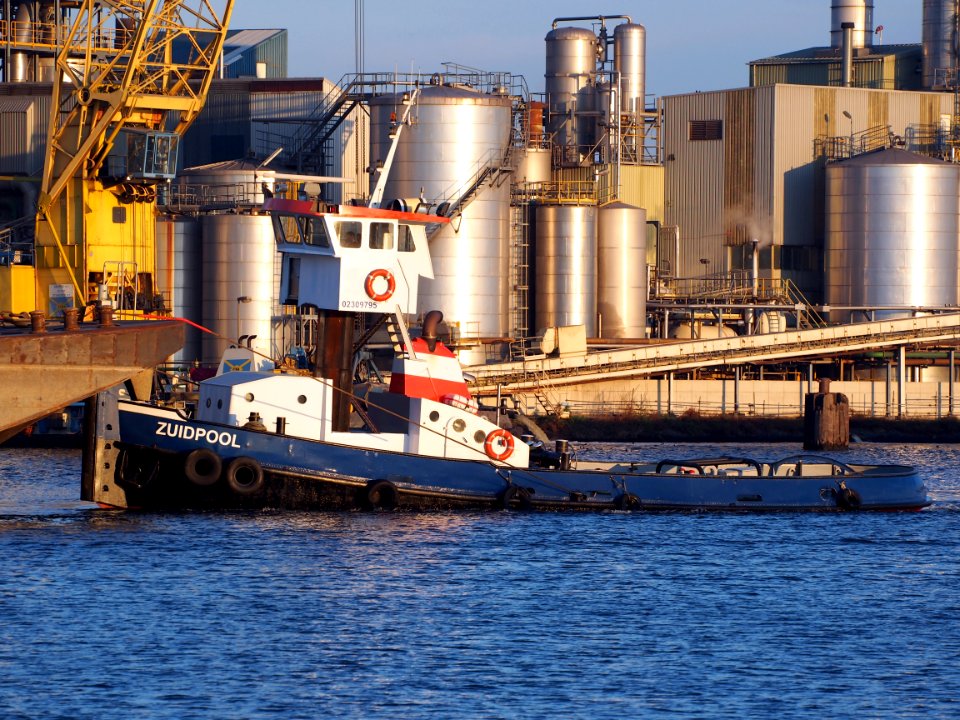 Zuidpool ENI 02309795 pushing Marika ENI 02317283, Port of Amsterdam pic1