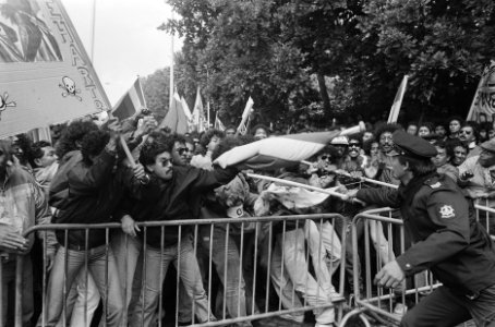 Zuid-Molukkers demonstreren bij Indonesische Ambassade in Den Haag tegen schendi, Bestanddeelnr 933-7167