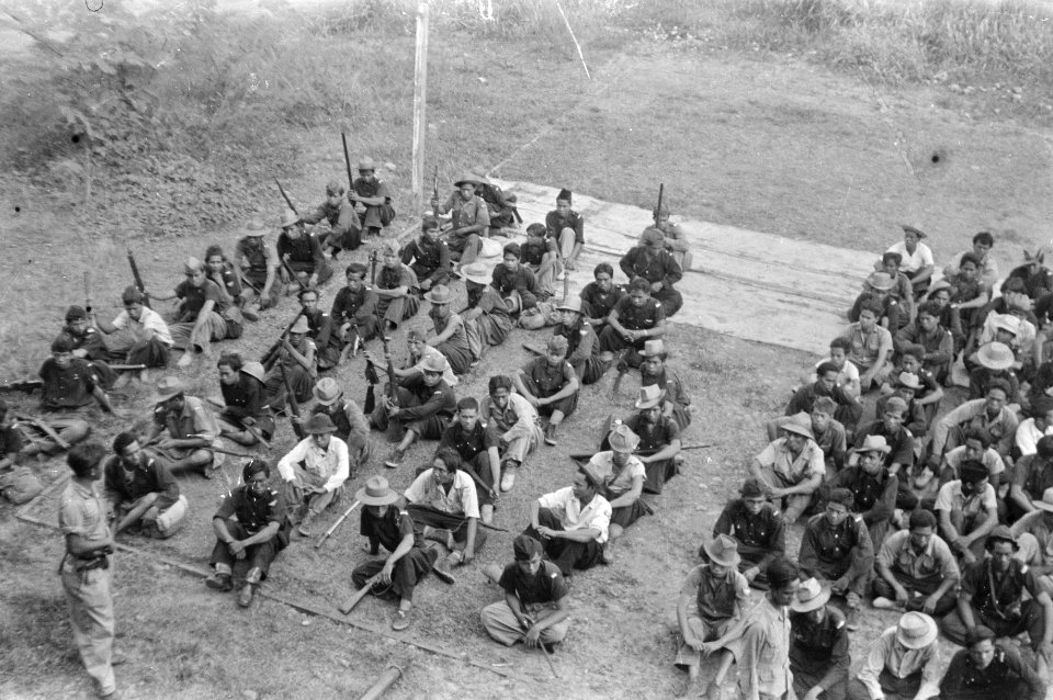 Zuid-Sumatra. Op het vliegveld Karangenda bevond zich het TNI evacuatie centrum , Bestanddeelnr 1529-2-3
