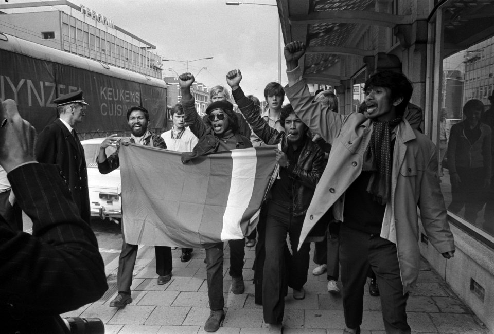 Zuid-Molukse jongeren demonstreren met vlag in Den Haag, Bestanddeelnr 923-8099