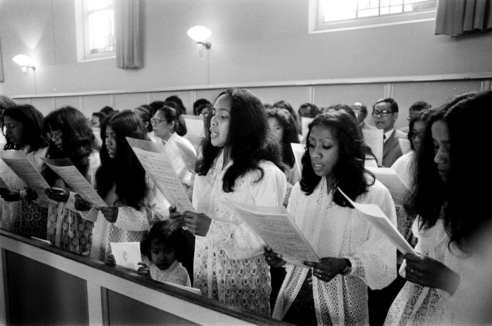 Zuid-Molukse meisjes tijdens de kerkdienst, Bestanddeelnr 927-8917