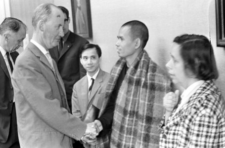 Zuid-Vietnamese monnik Thich Nhat Nanh bracht bezoek aan Tweede Kamer commissie, Bestanddeelnr 919-3819