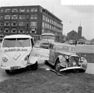 Zuidplein Rotterdam Botsing bus, personenauto, bestelwagen, Bestanddeelnr 908-4564