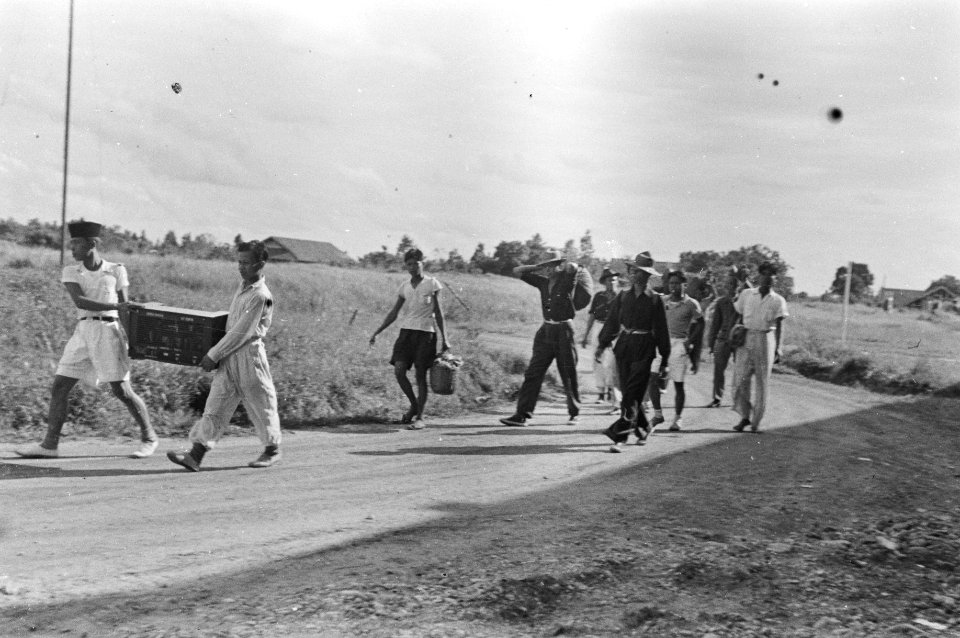 Zuid-Sumatra. Op het vliegveld Karangenda bevond zich het TNI evacuatie centrum , Bestanddeelnr 1529-5-1