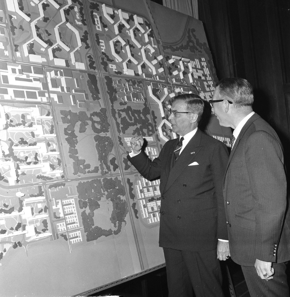 Zuidoostelijke stadsuitbreiding van Amsterdam, burgemeester Van Hall (links) en , Bestanddeelnr 917-8361