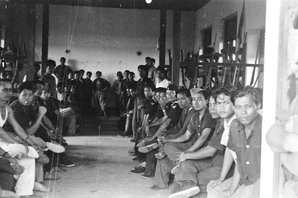 Zuid-Sumatra. Op het vliegveld Karangenda bevond zich het TNI evacuatie centrum , Bestanddeelnr 1529-2-4