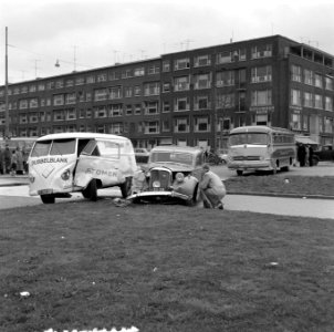 Zuidplein Rotterdam Botsing bus, personenauto, bestelwagen, Bestanddeelnr 908-4562