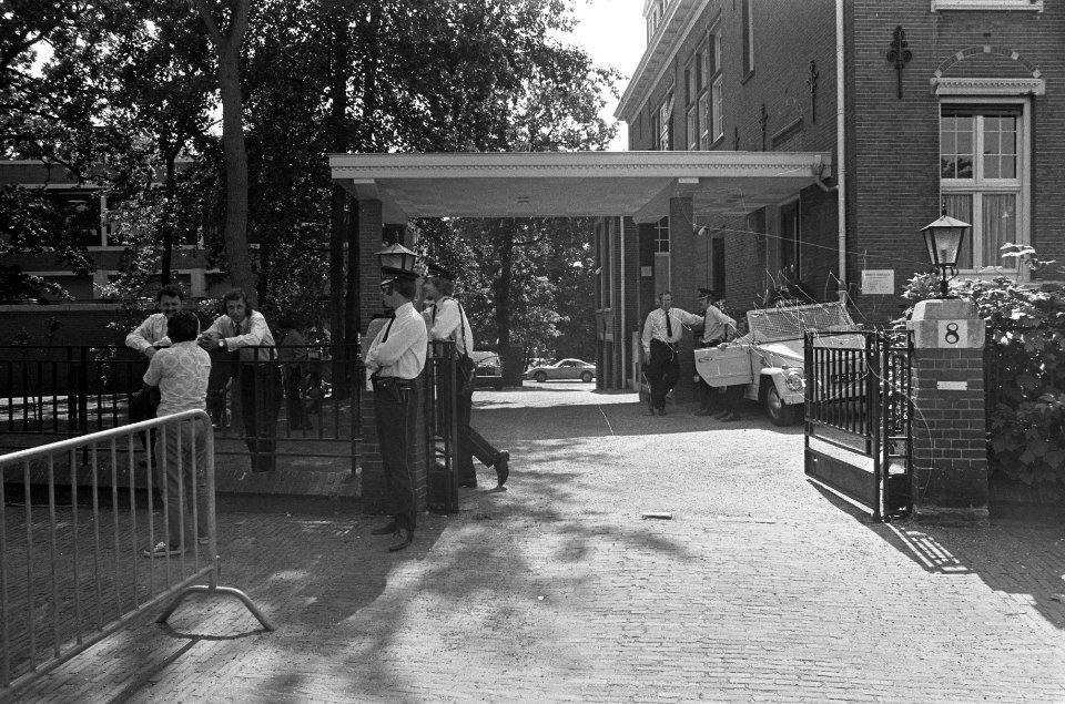 Zuidmolukkers in tuin Indonesische ambassade, politie bij ingang ambassade, Bestanddeelnr 926-6123