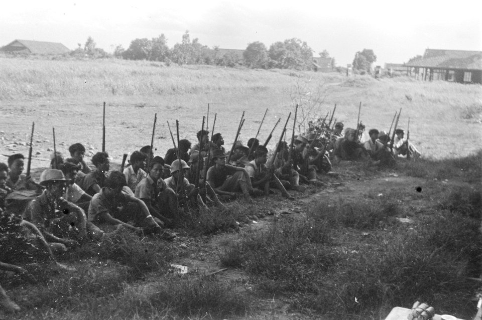 Zuid-Sumatra. Op het vliegveld Karangenda bevond zich het TNI evacuatie centrum , Bestanddeelnr 1529-3-1