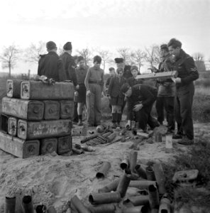Zuid-Nederland. Reportage over de gevaren van mijnen en achtergelaten munitie vo, Bestanddeelnr 901-2833