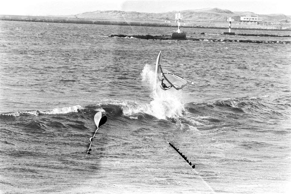 Zuidwester storm, surfer bij IJmuiden, Bestanddeelnr 932-8321