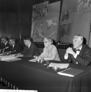 Zuidoostelijke stadsuitbreiding van Amsterdam, mejuffrouw Mulder en de heer Walr, Bestanddeelnr 934-6454