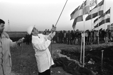 Zuid-Molukse President ir. J. A. Manusama slaat eerste paal voor nieuwe wijk, Ca, Bestanddeelnr 924-0461