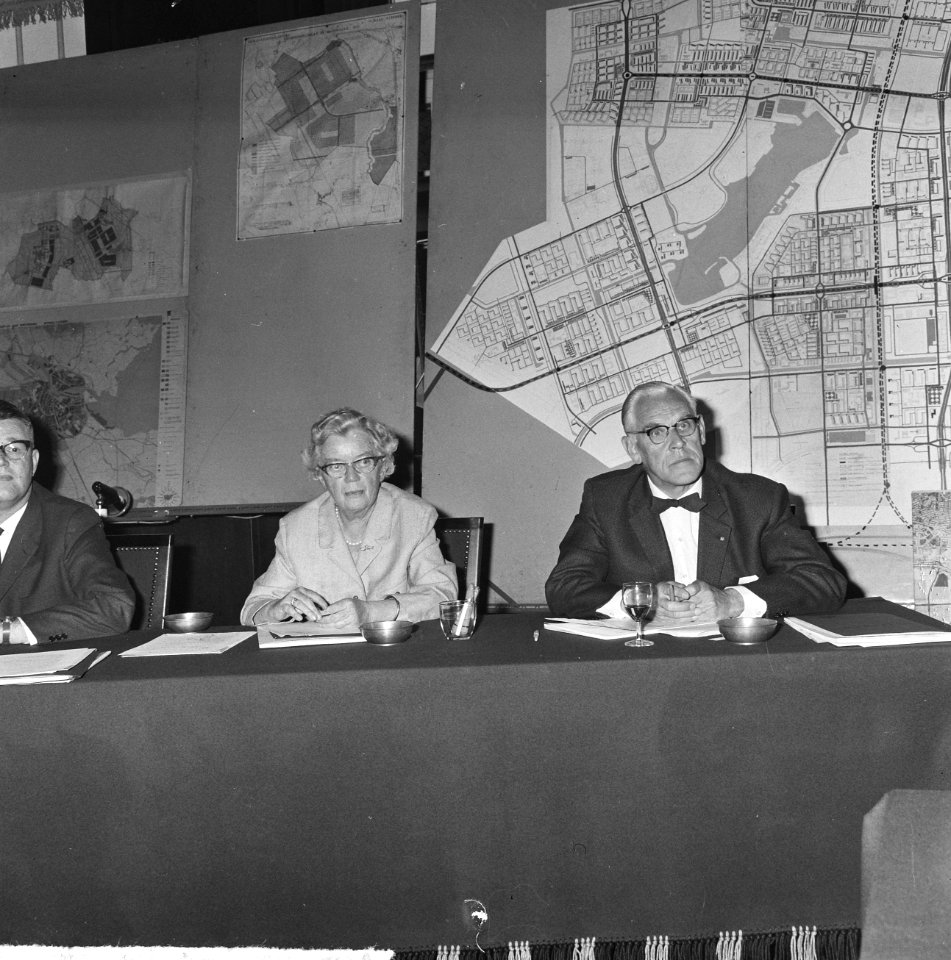 Zuidoostelijke stadsuitbreiding van Amsterdam, mejuffrouw Mulder en de heer Walr, Bestanddeelnr 917-8368