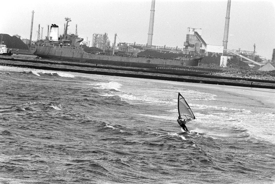 Zuidwester storm, surfer bij IJmuiden, Bestanddeelnr 932-8322
