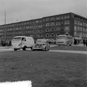 Zuidplein Rotterdam Botsing bus, personenauto, bestelwagen, Bestanddeelnr 908-4563