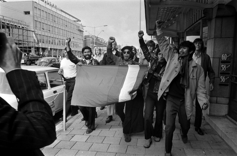 Zuid-Molukse jongeren demonstreren met vlag in Den Haag, Bestanddeelnr 923-8098