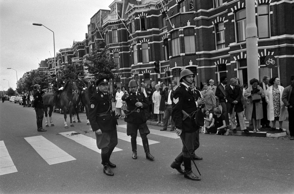 Zuid-Molukse jongeren demonstreren met vlag in Den Haag, Bestanddeelnr 923-8101