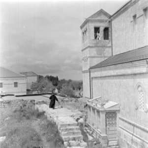 Zuidgevel van de kerk van de Verheerlijking op de Taborberg met in het midden ee, Bestanddeelnr 255-0921 photo