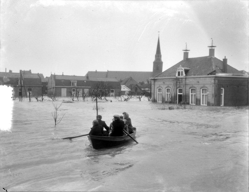 Zuidland. Redders in roeibootje. De kerk van Zuidland in de achtergrond, Bestanddeelnr 905-5132