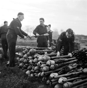 Zuid-Nederland. Reportage over de gevaren van mijnen en achtergelaten munitie vo, Bestanddeelnr 901-2844