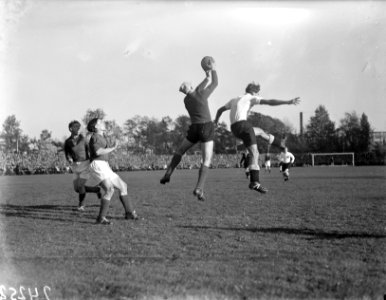 Zuid-Nederland tegen Luxemburg 2-3. Michaux bal weg boven Van Roessel hoofd, Bestanddeelnr 902-4253